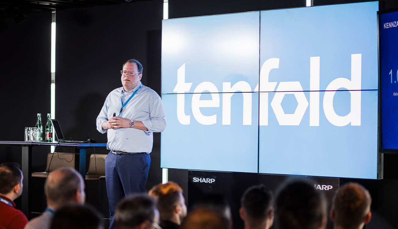 Helmut Semmelmayer, VP von tenfold, präsentiert auf der Bühne der tenfold Connect Live.