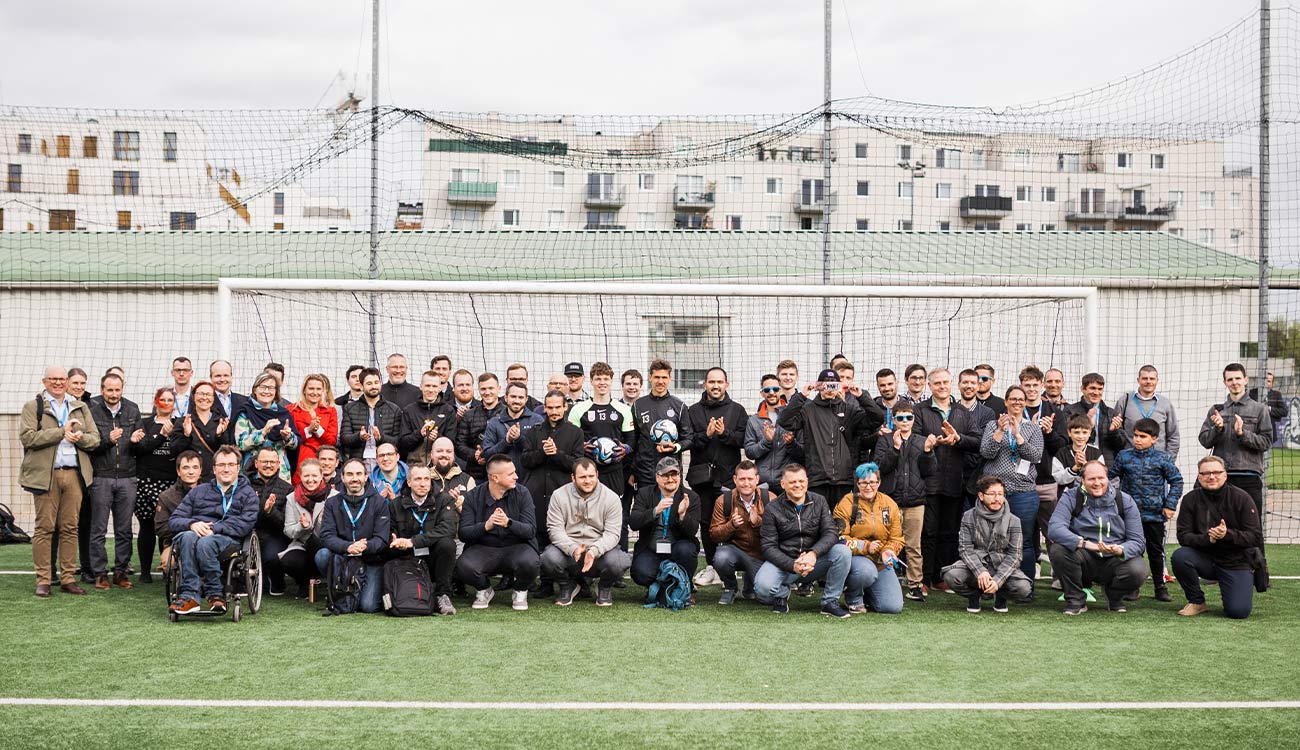 Gruppenfoto der TCL Teilnehmenden nach der Torschuss-Challenge.